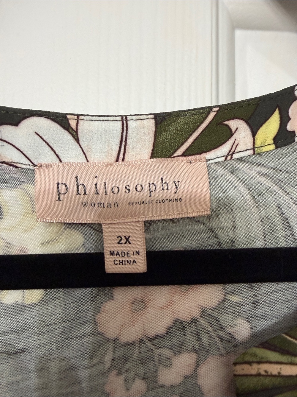 Pebbled Floral Split-Neck Top - Olive Green - Picture 2 of 3